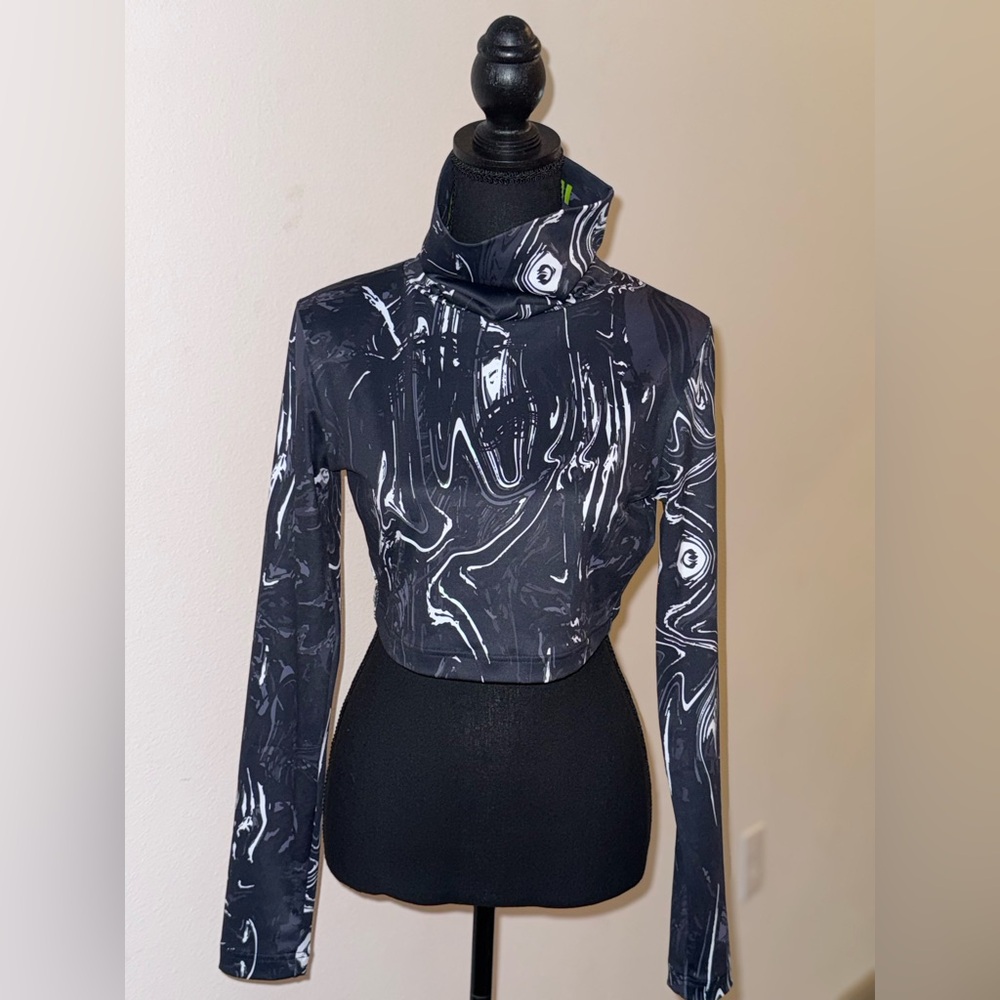 NWT Pyer Moss Trendy Black and White Graphic Crop Top - Picture 7 of 9